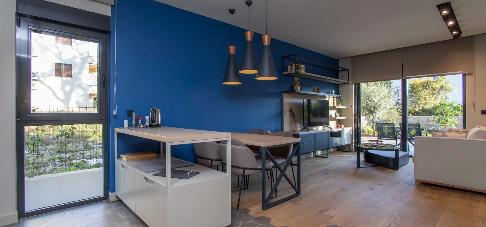  Tivat'ta denize ve Porto Montenegro'ya yakın 1+1 daire.