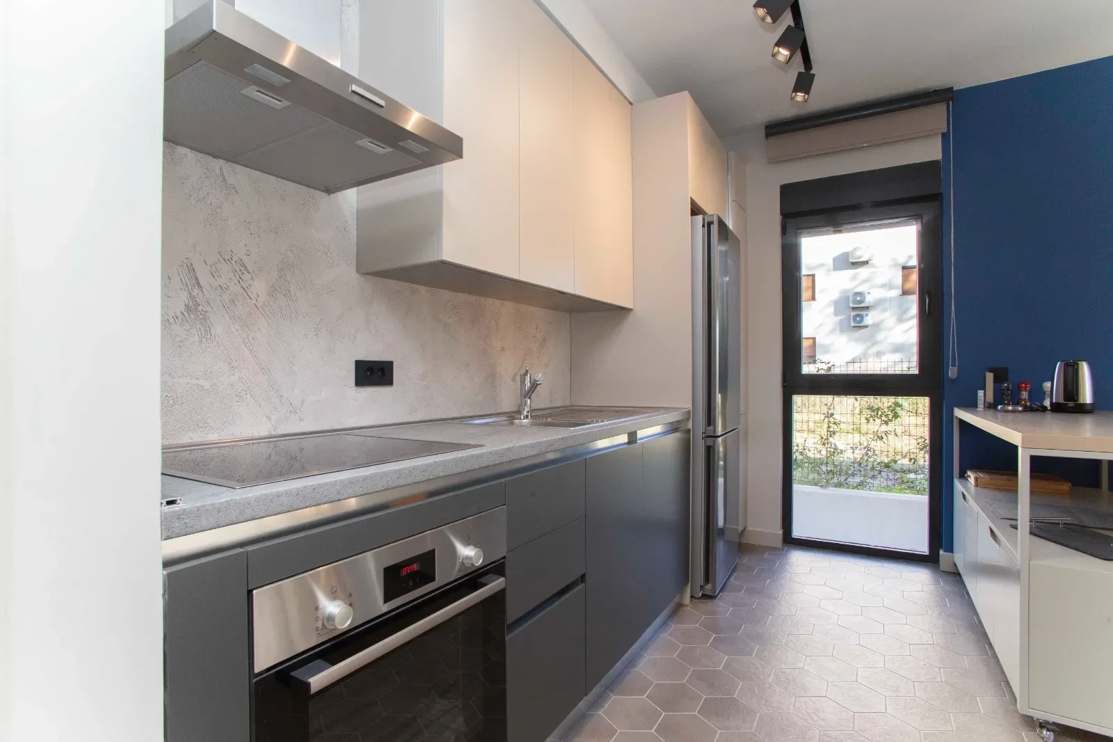 Tivat’ta Porto Montenegro’ya Yürüme Mesafesinde 1+1 Daire – 45 m² + 80 m² Teras