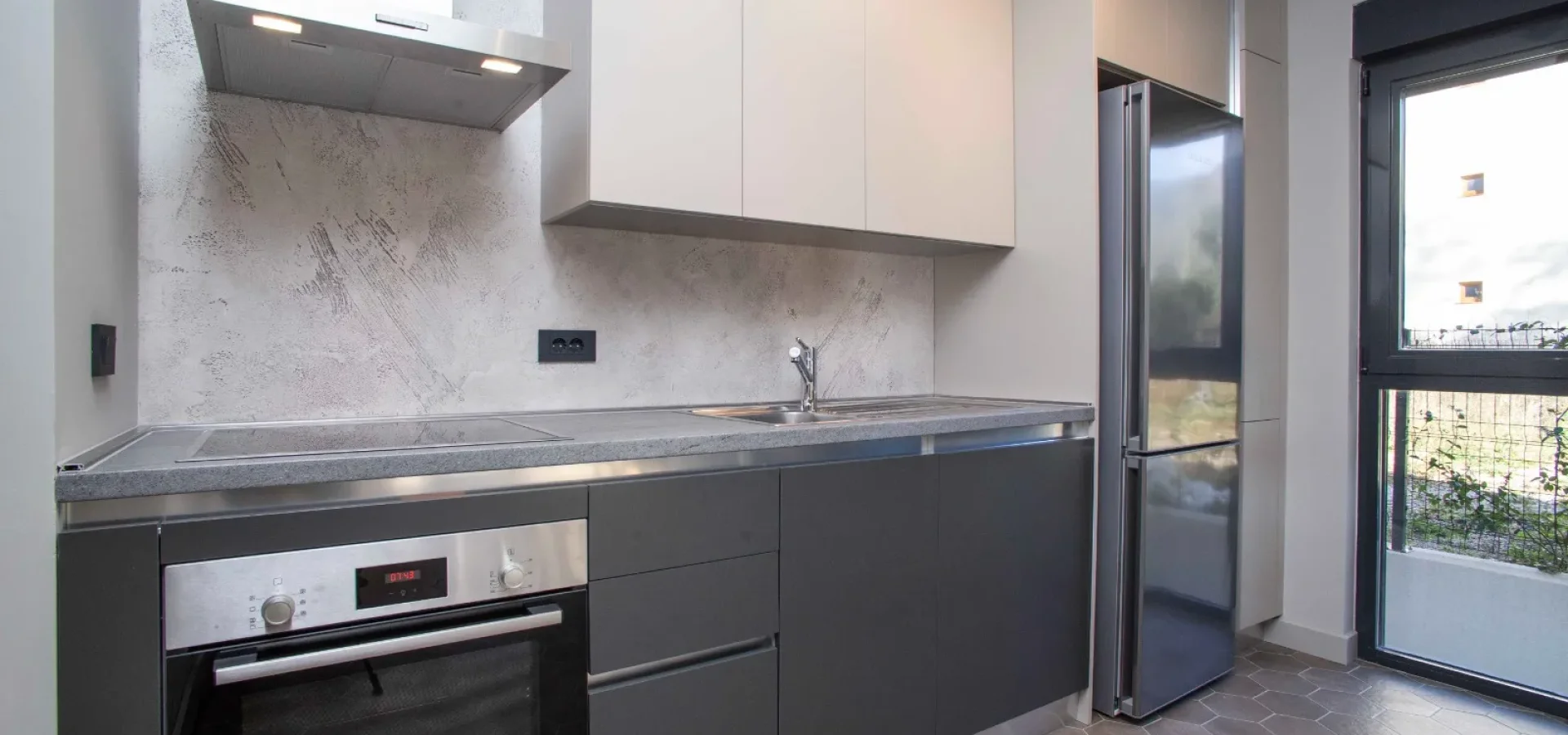 Tivat’ta Porto Montenegro’ya Yürüme Mesafesinde 1+1 Daire – 45 m² + 80 m² Teras