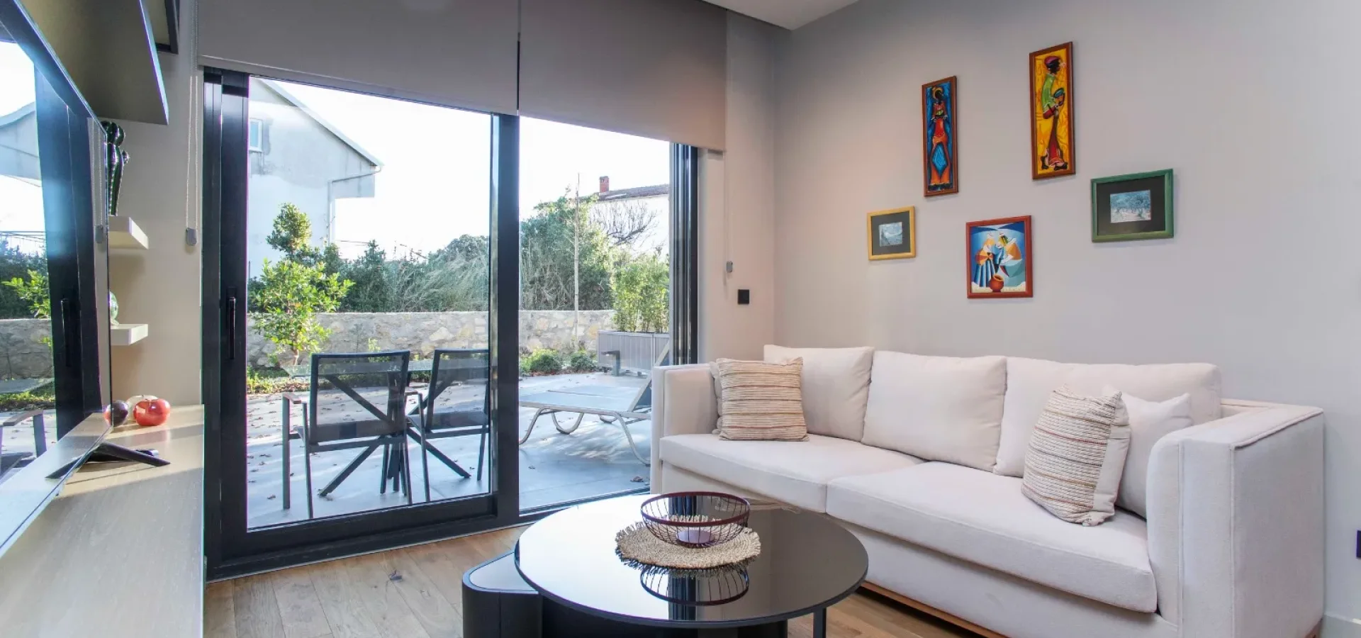 Tivat’ta Porto Montenegro’ya Yürüme Mesafesinde 1+1 Daire – 45 m² + 80 m² Teras