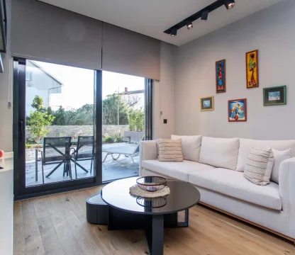 Tivat’ta Porto Montenegro’ya Yürüme Mesafesinde 1+1 Daire – 45 m² + 80 m² Teras