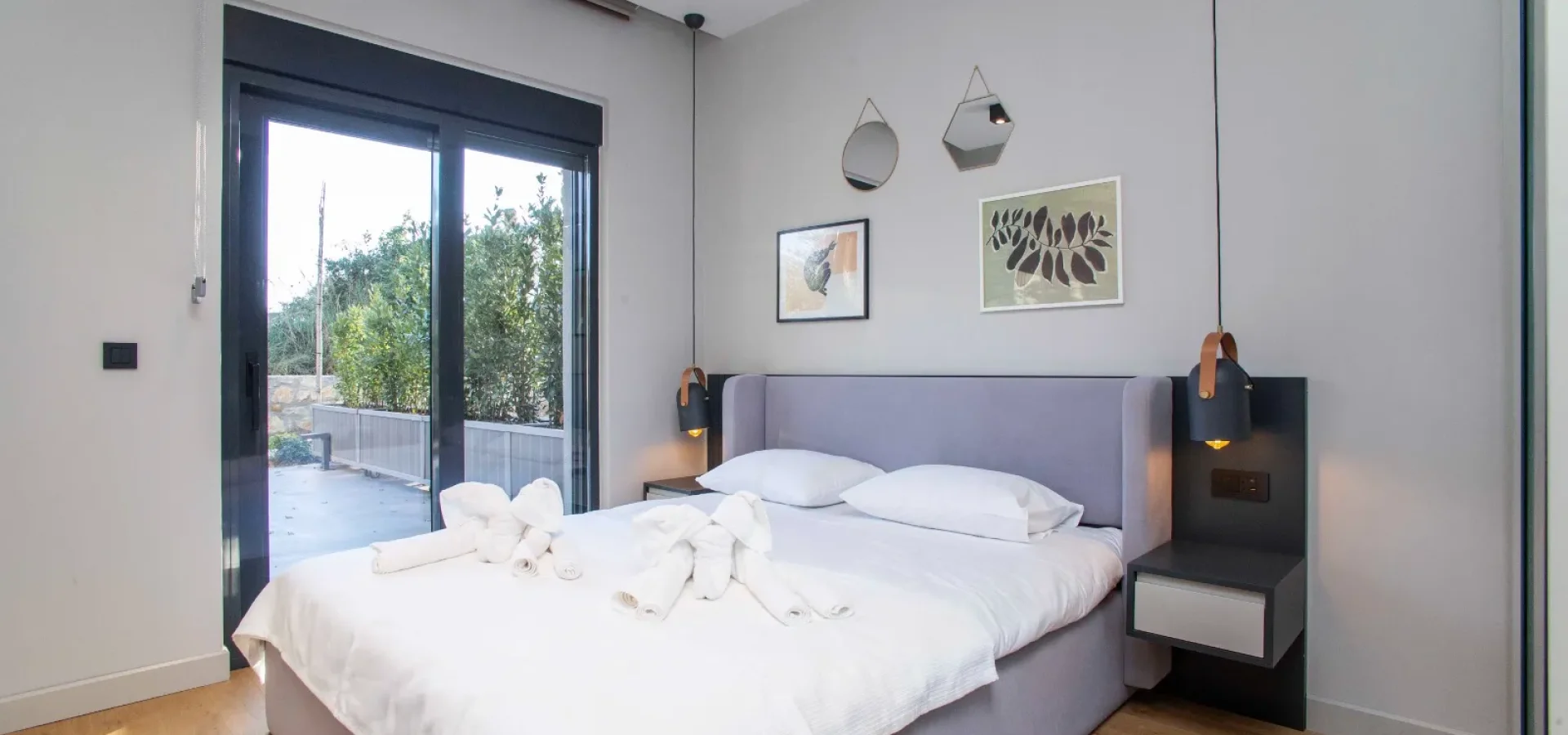 Tivat’ta Porto Montenegro’ya Yürüme Mesafesinde 1+1 Daire – 45 m² + 80 m² Teras