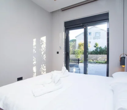 Tivat’ta Porto Montenegro’ya Yürüme Mesafesinde 1+1 Daire – 45 m² + 80 m² Teras