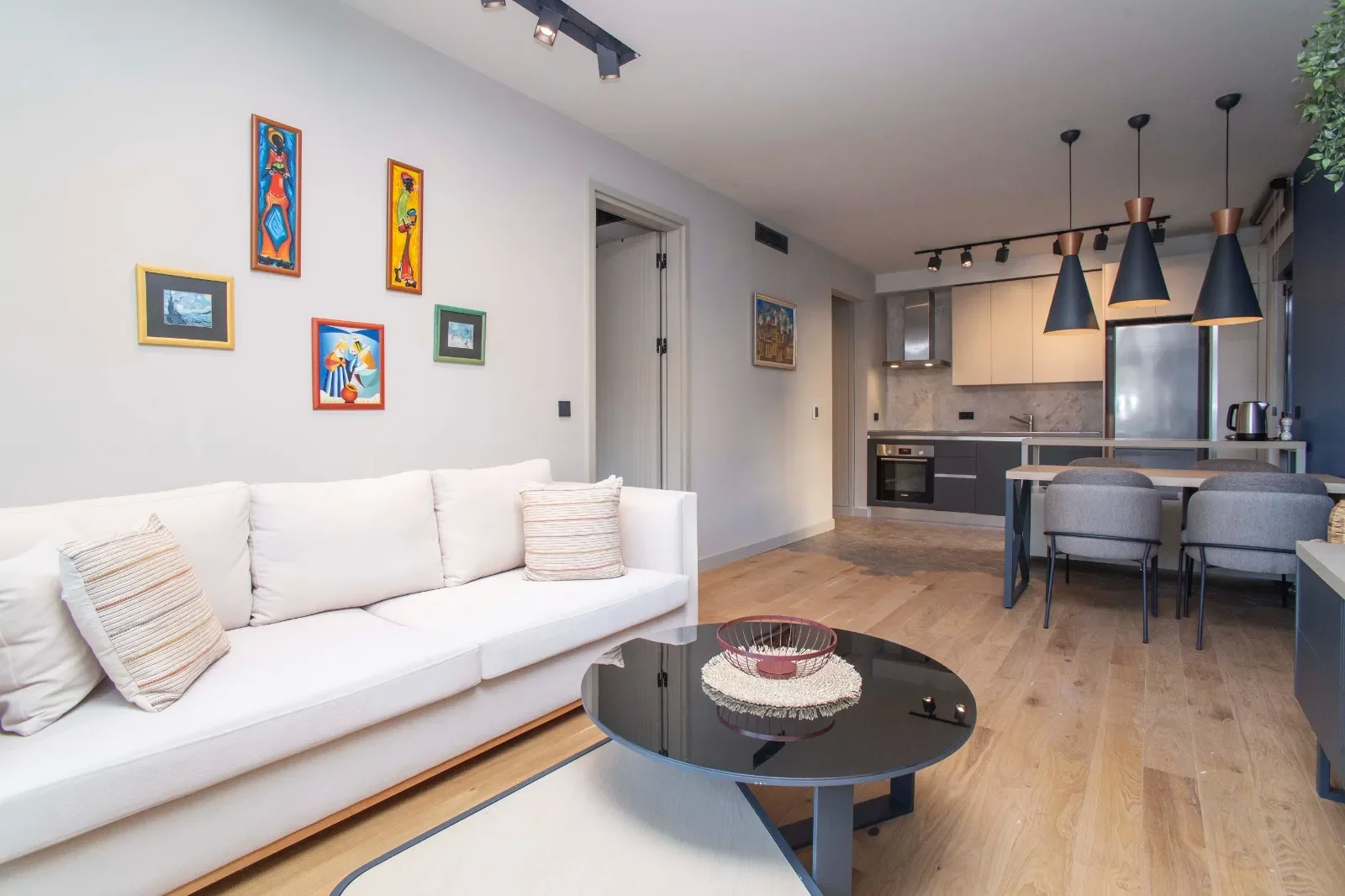 Tivat’ta Porto Montenegro’ya Yürüme Mesafesinde 1+1 Daire – 45 m² + 80 m² Teras