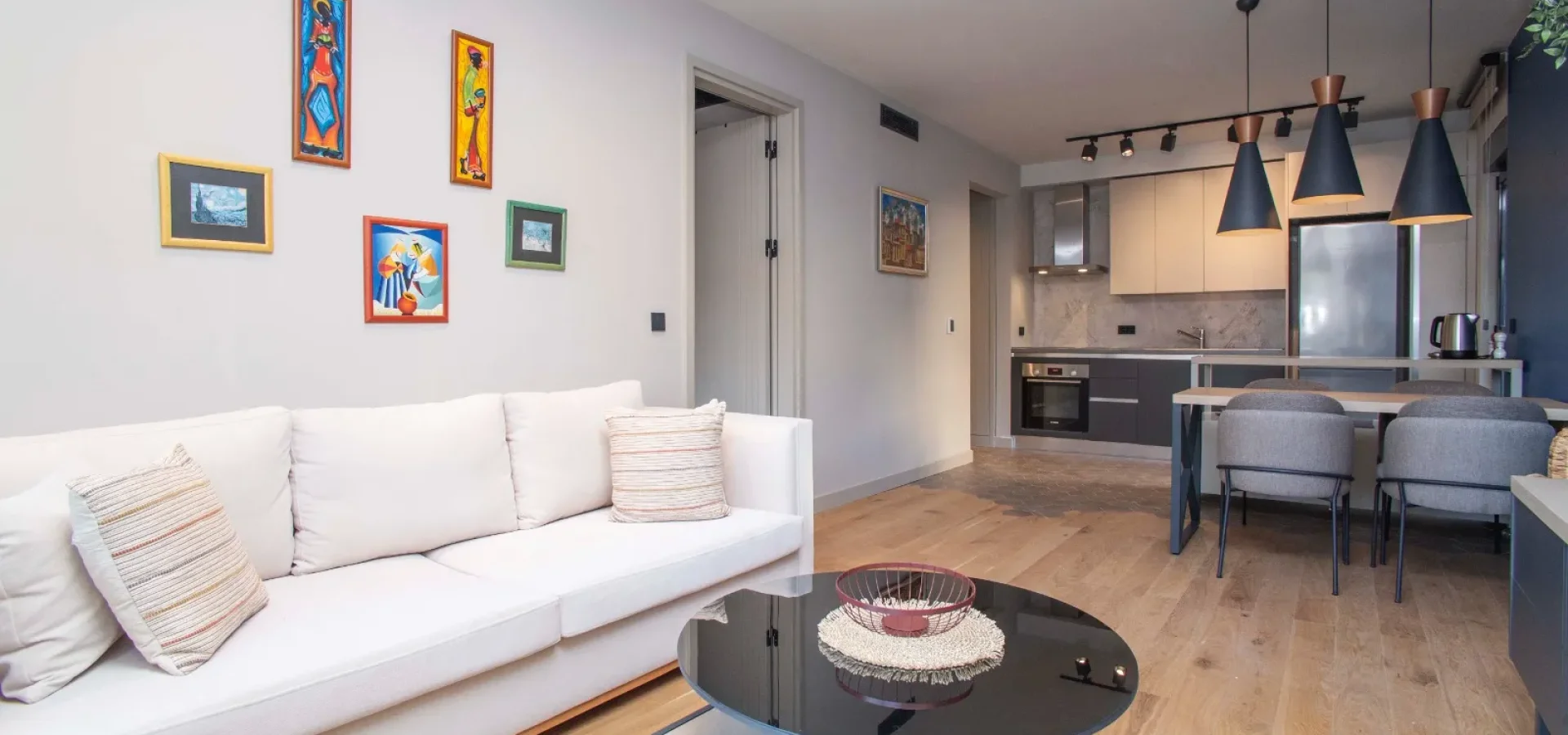 Tivat’ta Porto Montenegro’ya Yürüme Mesafesinde 1+1 Daire – 45 m² + 80 m² Teras