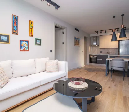 Tivat’ta Porto Montenegro’ya Yürüme Mesafesinde 1+1 Daire – 45 m² + 80 m² Teras