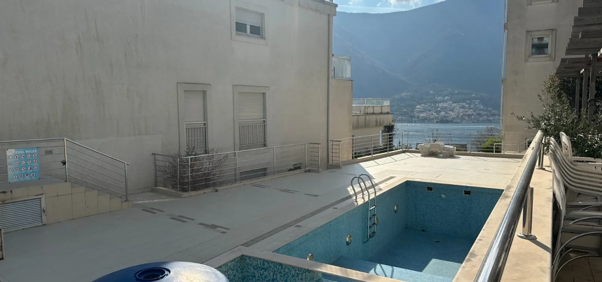 Kotor Dobrota’da Buena Vista’da Deniz ve Havuz Manzaralı 2+1 Daire