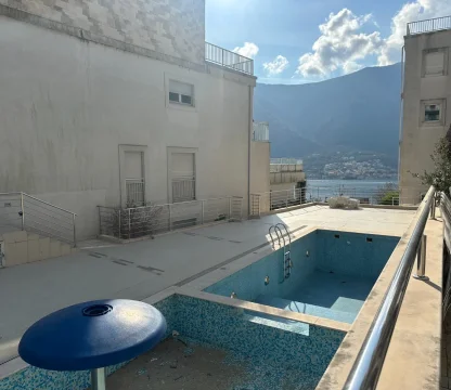 Kotor Dobrota’da Buena Vista’da Deniz ve Havuz Manzaralı 2+1 Daire