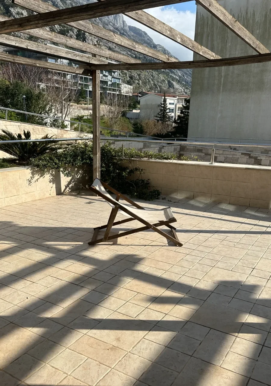 Kotor Dobrota’da Buena Vista’da Deniz ve Havuz Manzaralı 2+1 Daire