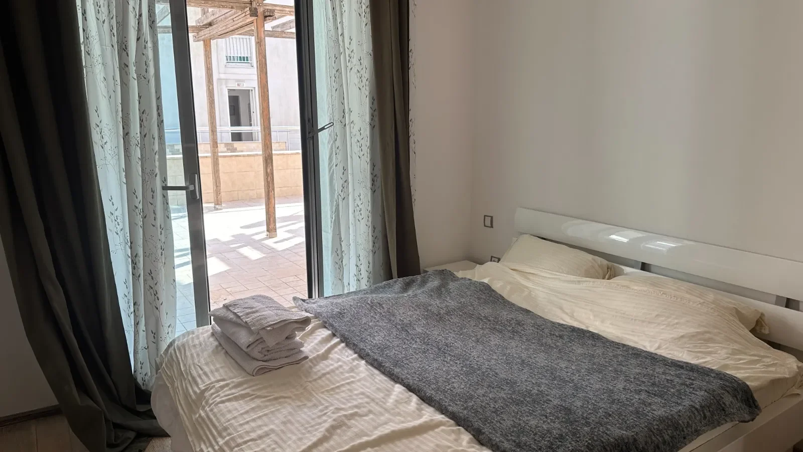 Kotor Dobrota’da Buena Vista’da Deniz ve Havuz Manzaralı 2+1 Daire