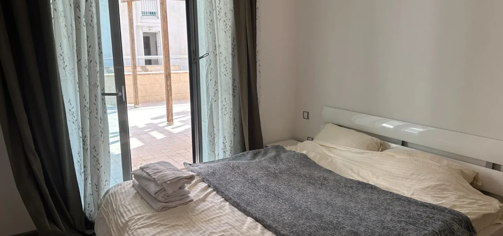 Kotor Dobrota’da Buena Vista’da Deniz ve Havuz Manzaralı 2+1 Daire