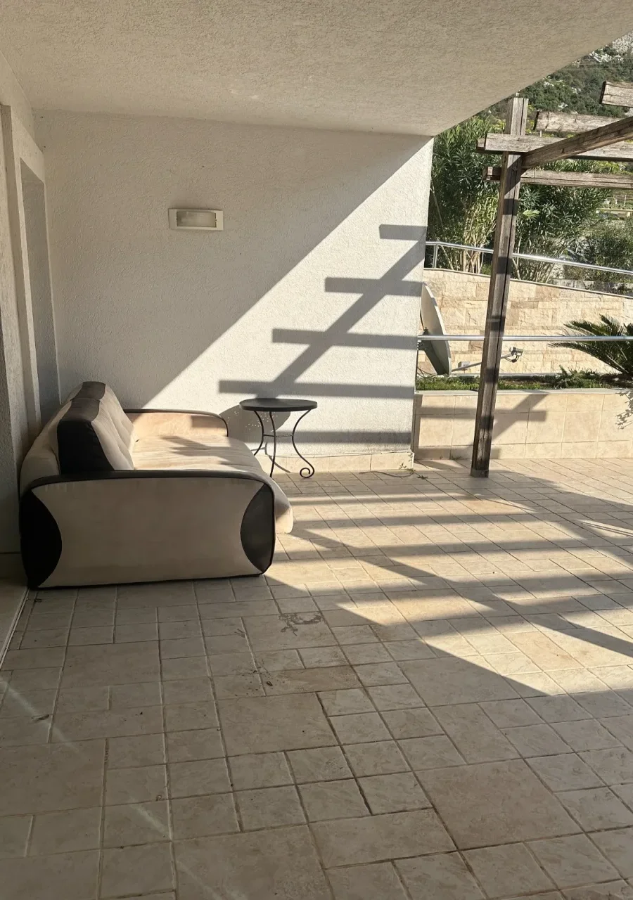 Kotor Dobrota’da Buena Vista’da Deniz ve Havuz Manzaralı 2+1 Daire