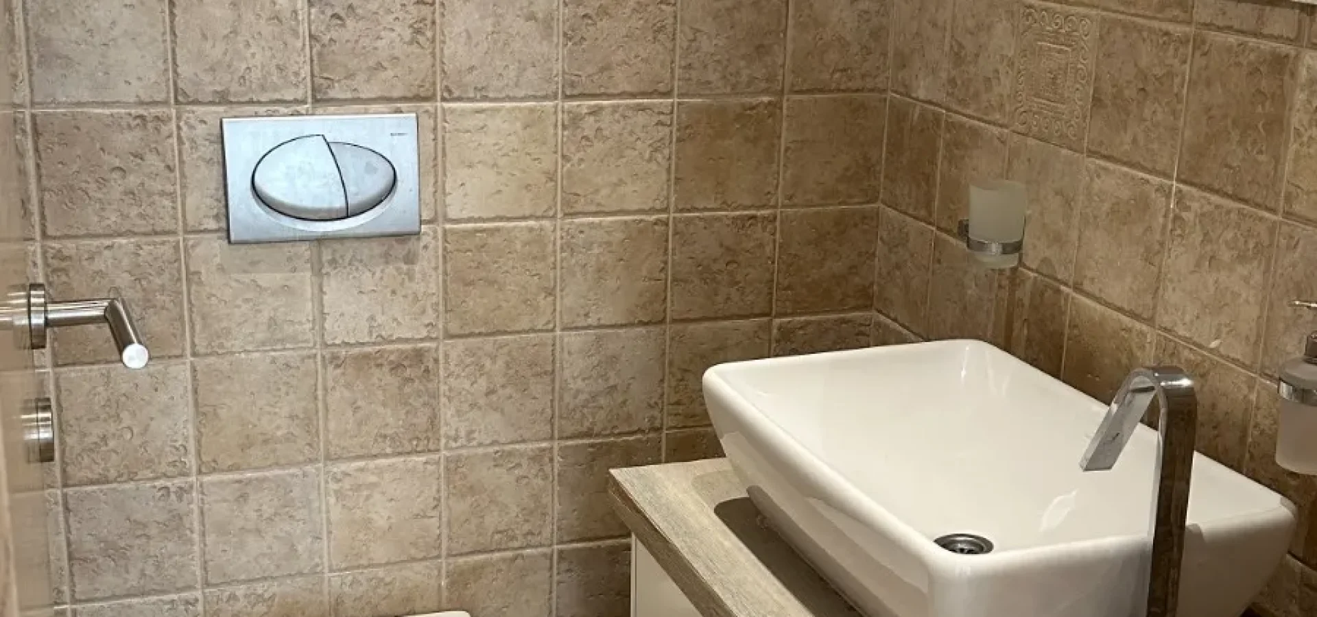 Kotor Dobrota’da Buena Vista’da Deniz ve Havuz Manzaralı 2+1 Daire