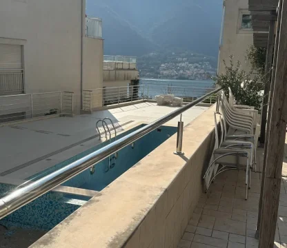 Kotor Dobrota’da Buena Vista’da Deniz ve Havuz Manzaralı 2+1 Daire