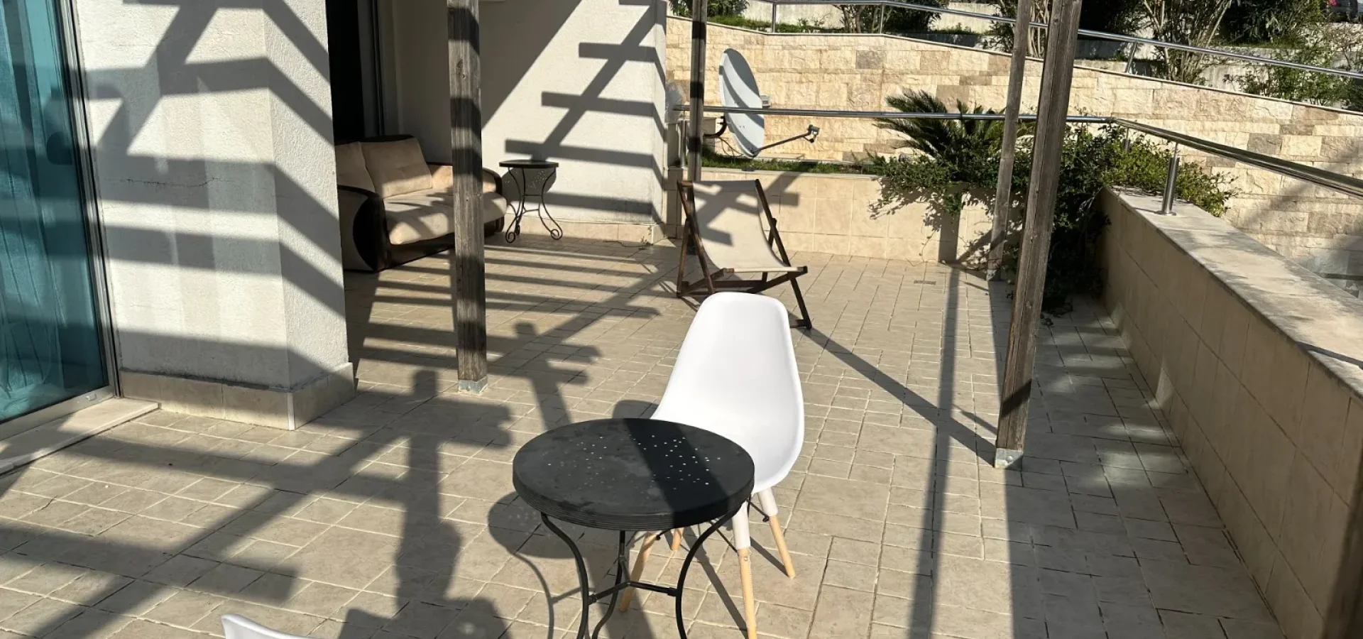 Kotor Dobrota’da Buena Vista’da Deniz ve Havuz Manzaralı 2+1 Daire