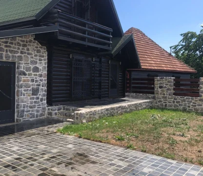  Kolaşin’de 3+1 dubleks 106 m2, ev bahçe 200 m2