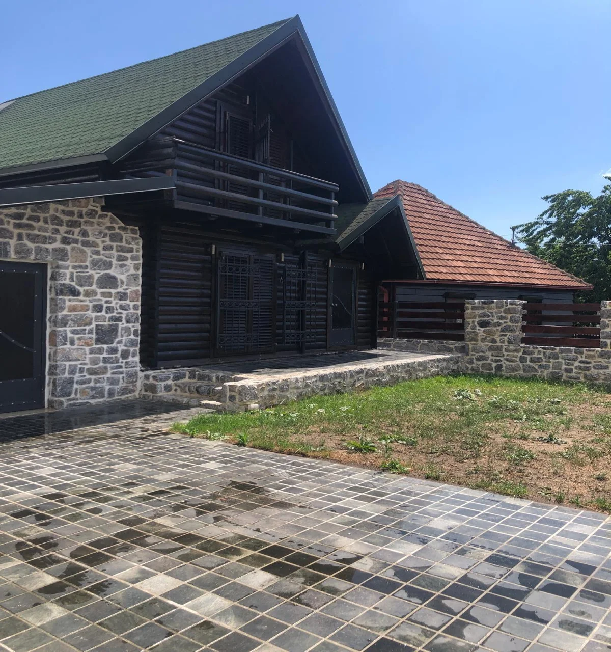  Kolaşin’de 3+1 dubleks 106 m2, ev bahçe 200 m2