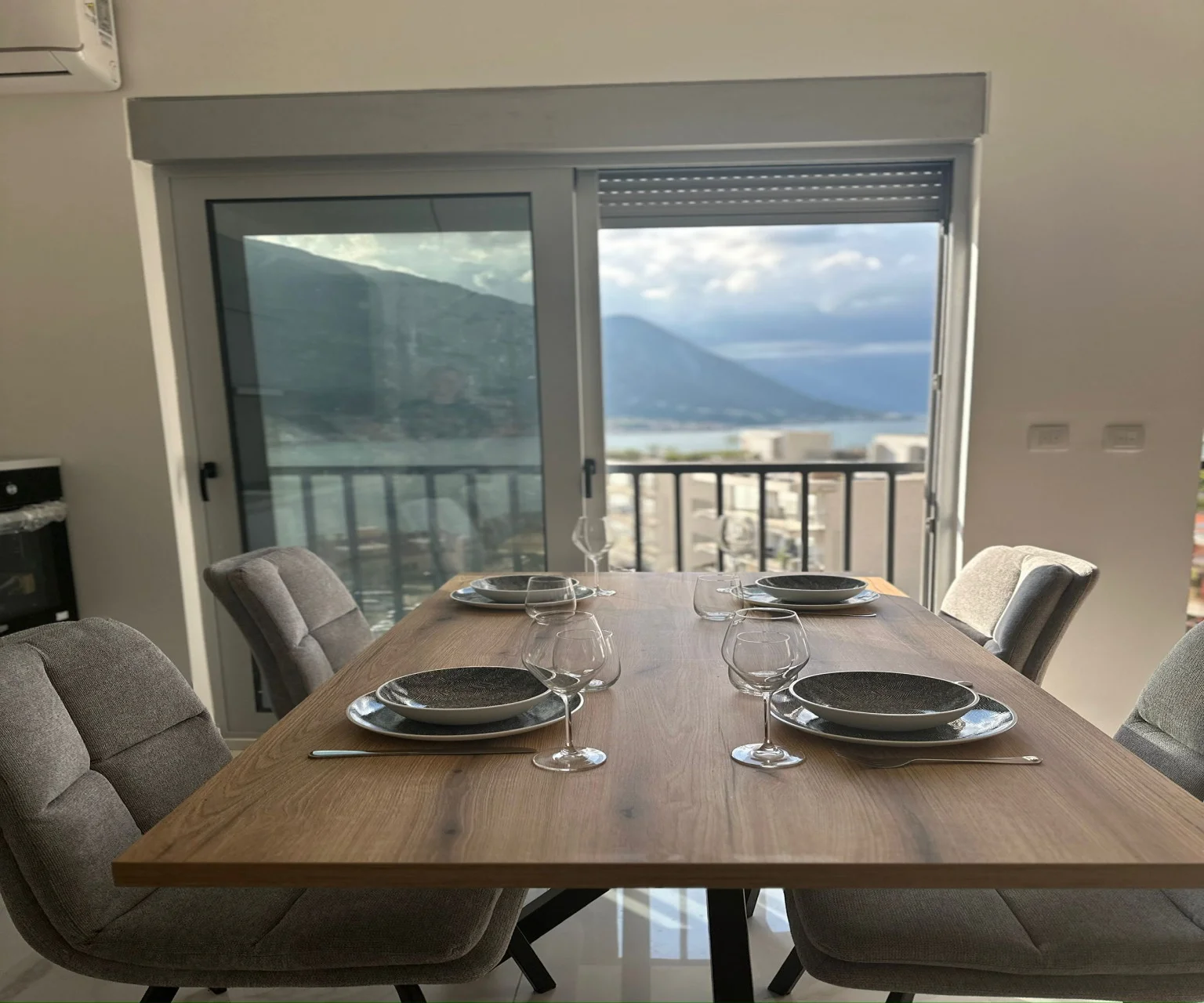 Kotor Dobrota’da Deniz Manzaralı 2+1 Daire – 69 m²