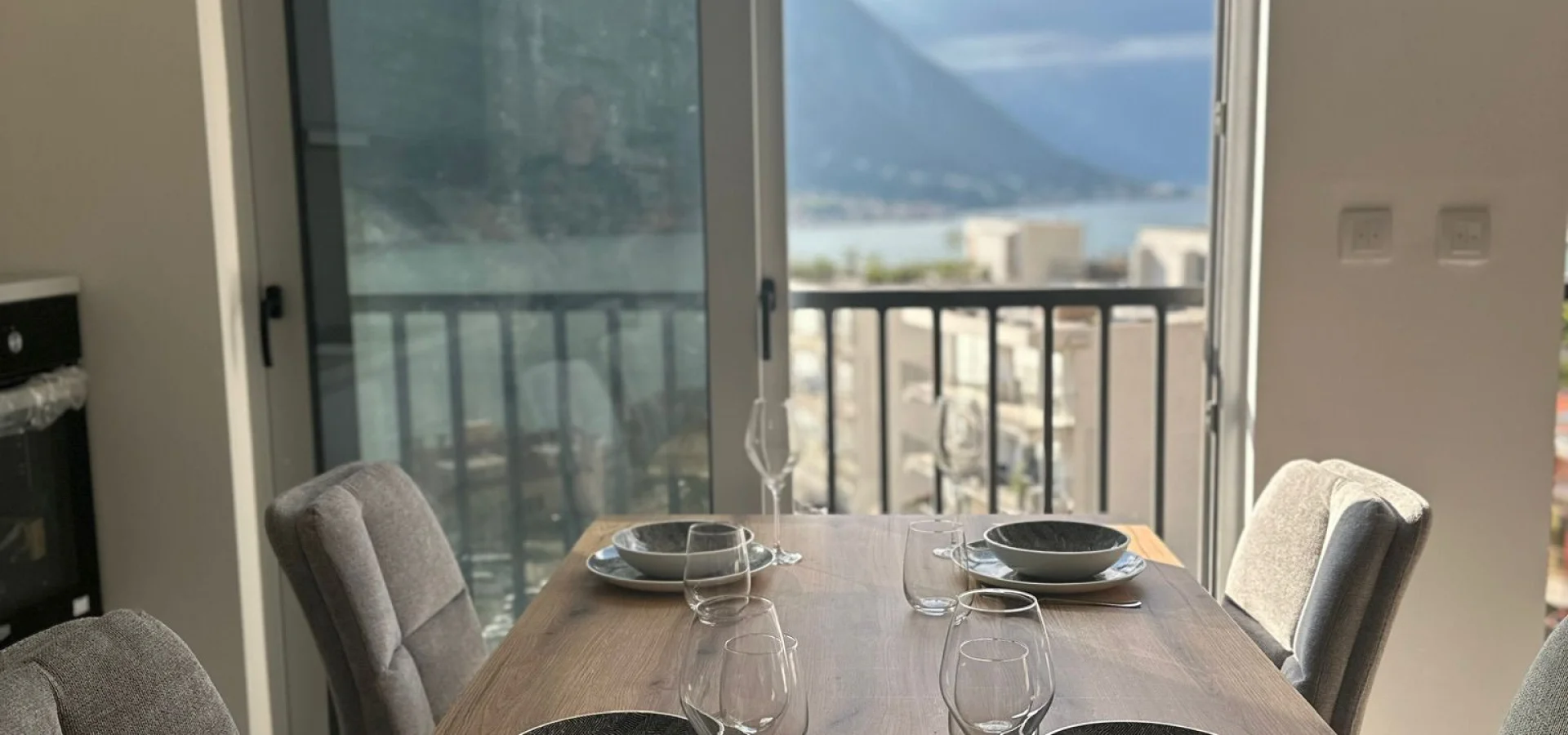 Kotor Dobrota’da Deniz Manzaralı 2+1 Daire – 69 m²