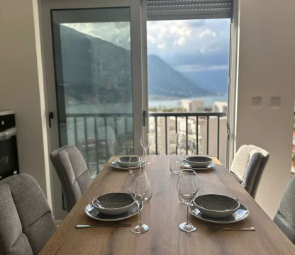Kotor Dobrota’da Deniz Manzaralı 2+1 Daire – 69 m²