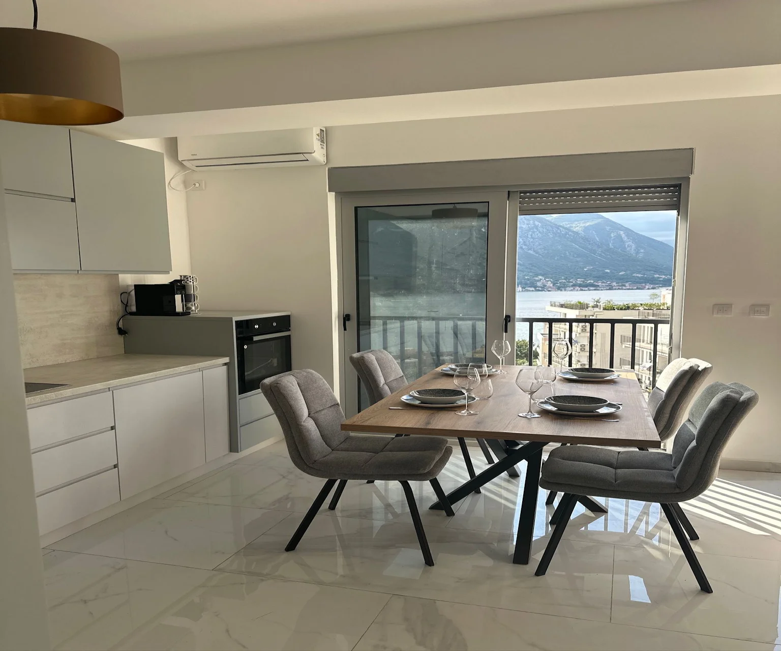 Kotor Dobrota’da Deniz Manzaralı 2+1 Daire – 69 m²