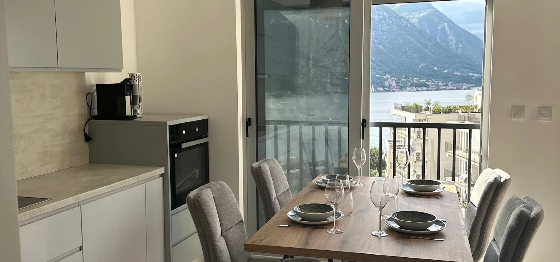 Kotor Dobrota’da Deniz Manzaralı 2+1 Daire – 69 m²