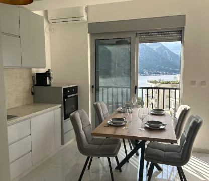 Kotor Dobrota’da Deniz Manzaralı 2+1 Daire – 69 m²