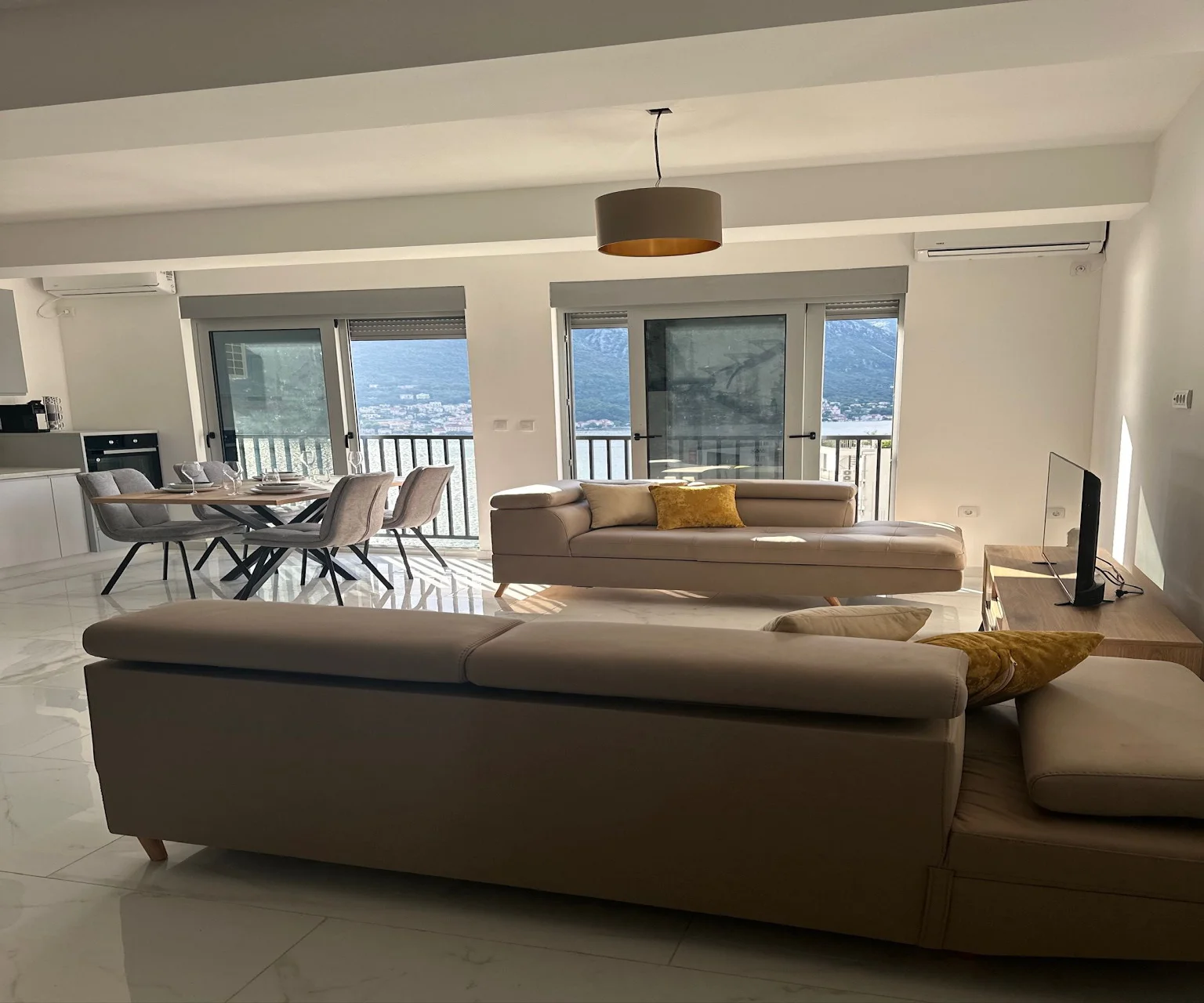 Kotor Dobrota’da Deniz Manzaralı 2+1 Daire – 69 m²
