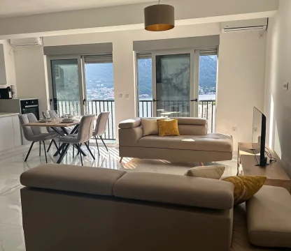 Kotor Dobrota’da Deniz Manzaralı 2+1 Daire – 69 m²