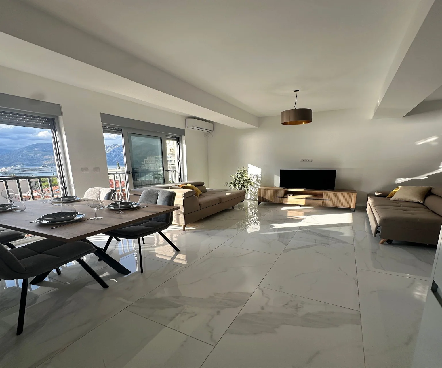 Kotor Dobrota’da Deniz Manzaralı 2+1 Daire – 69 m²