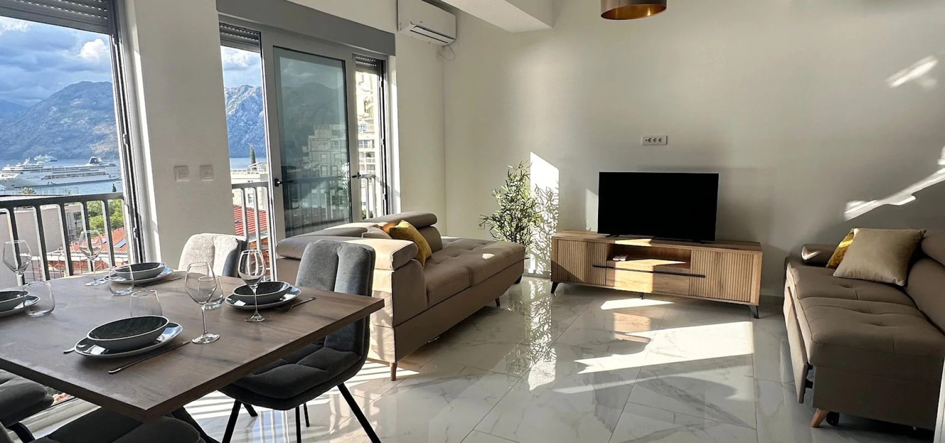 Kotor Dobrota’da Deniz Manzaralı 2+1 Daire – 69 m²