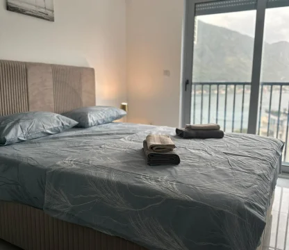 Kotor Dobrota’da Deniz Manzaralı 2+1 Daire – 69 m²