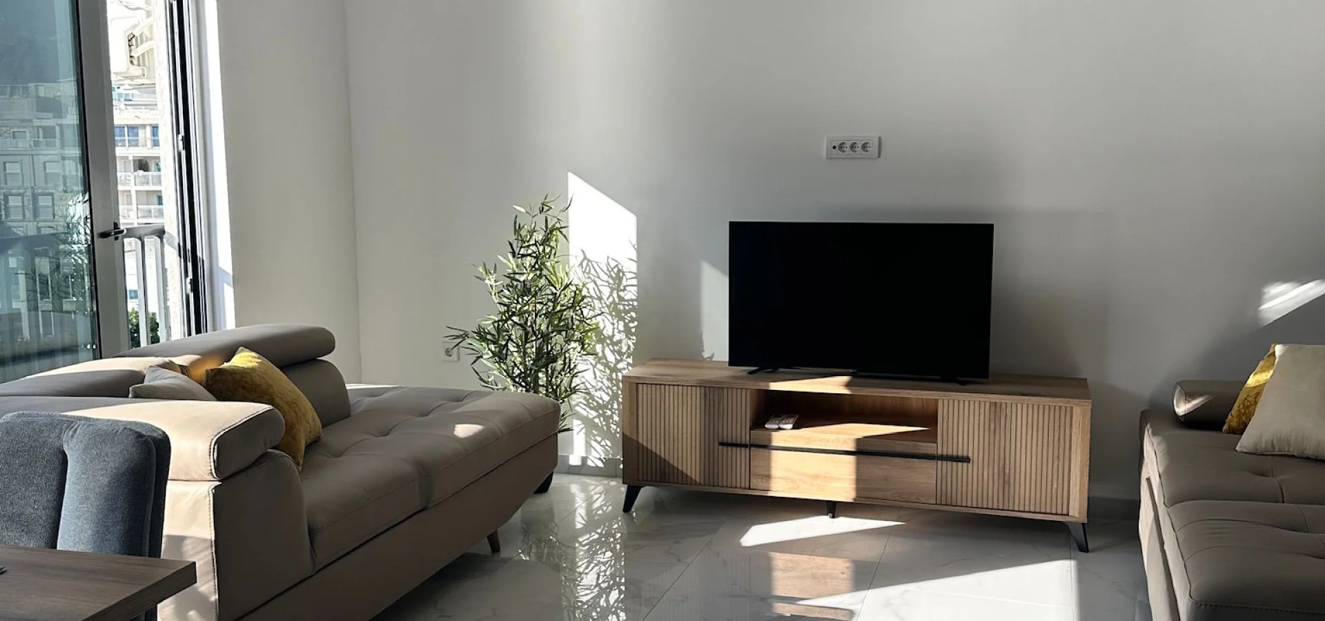 Kotor Dobrota’da Deniz Manzaralı 2+1 Daire – 69 m²