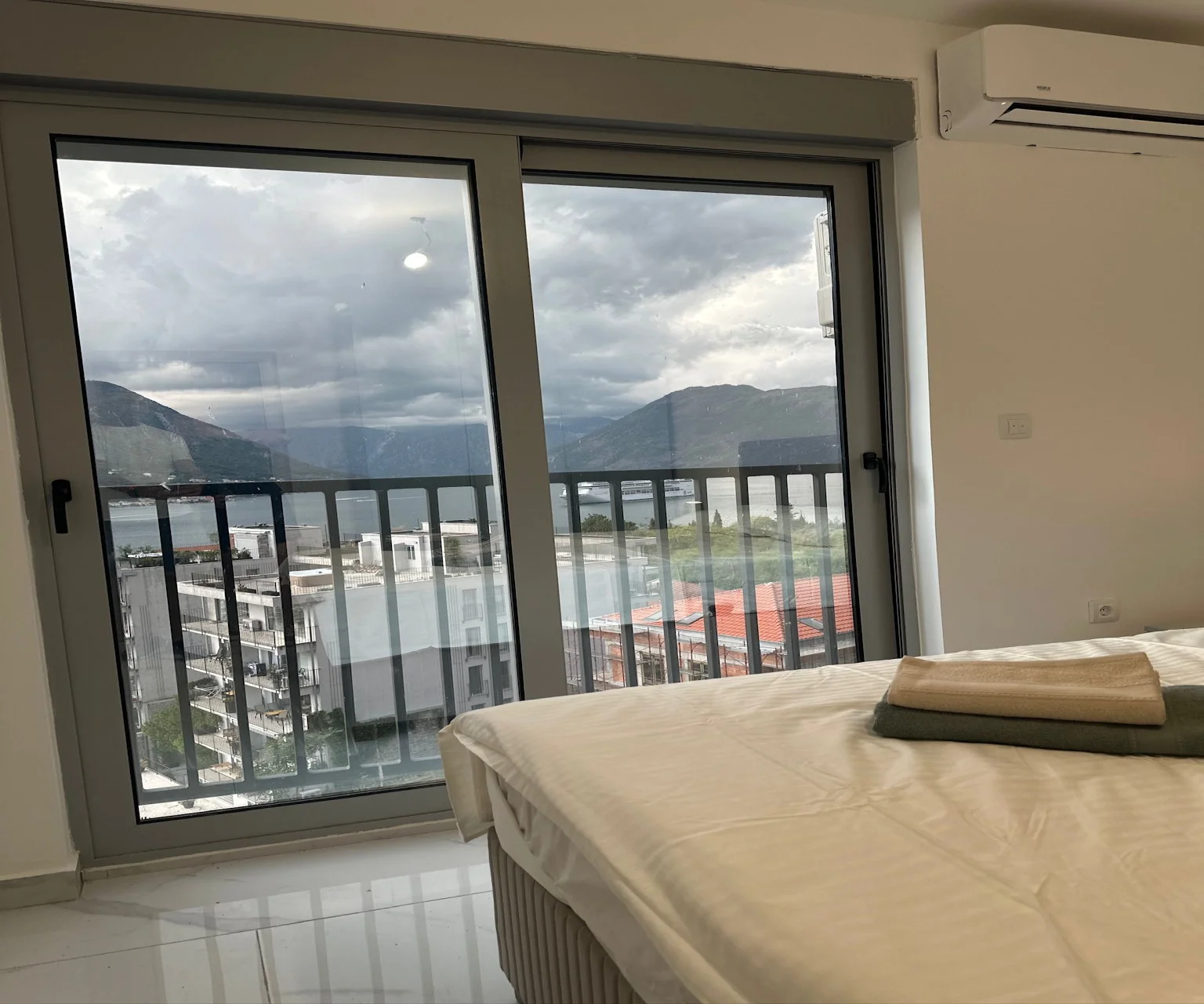 Kotor Dobrota’da Deniz Manzaralı 2+1 Daire – 69 m²