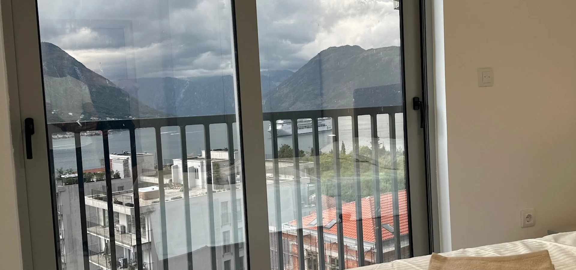 Kotor Dobrota’da Deniz Manzaralı 2+1 Daire – 69 m²