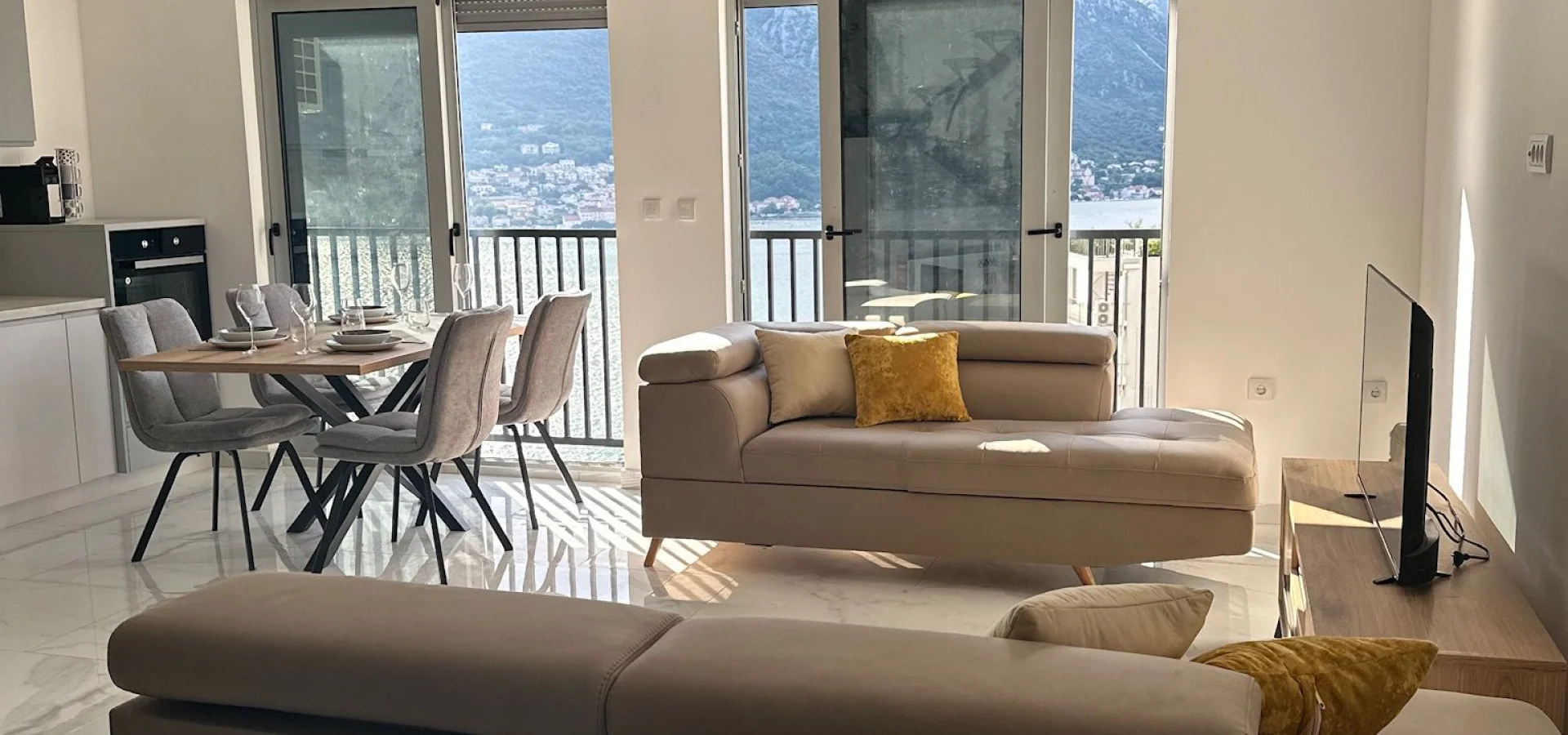Kotor Dobrota’da Deniz Manzaralı 2+1 Daire – 69 m²
