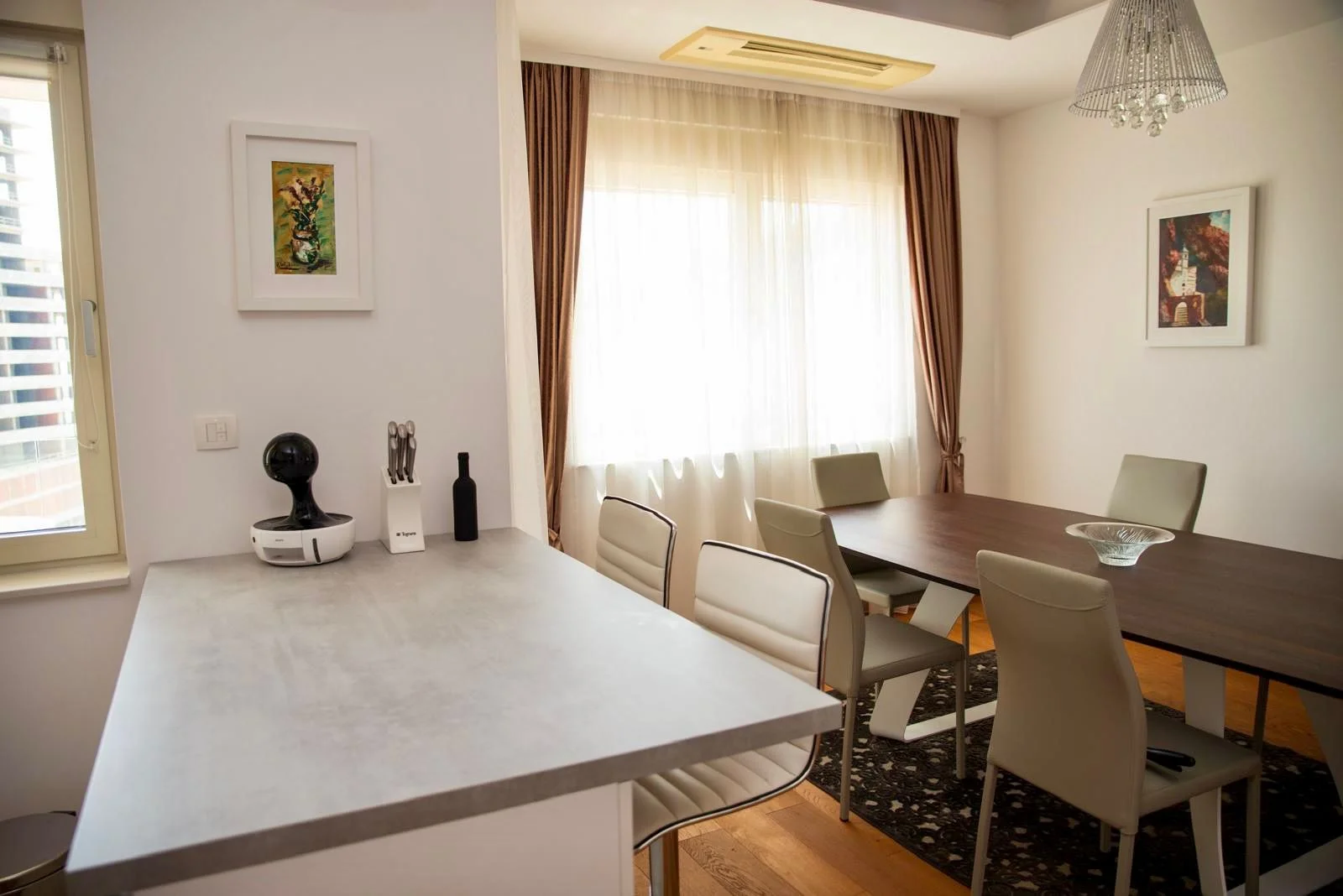 Budva'nın tam merkezinde, 2 yatak odalı lüks daire kiralık