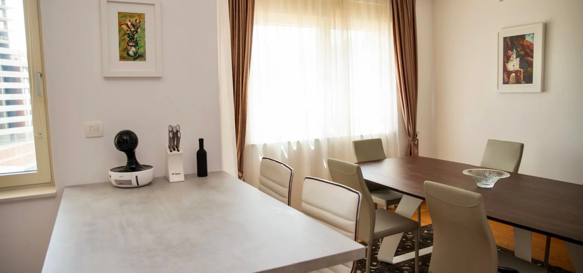 Budva'nın tam merkezinde, 2 yatak odalı lüks daire kiralık