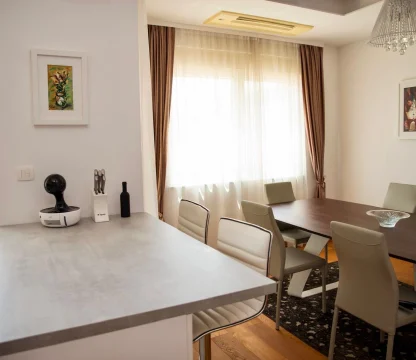 Budva'nın tam merkezinde, 2 yatak odalı lüks daire kiralık