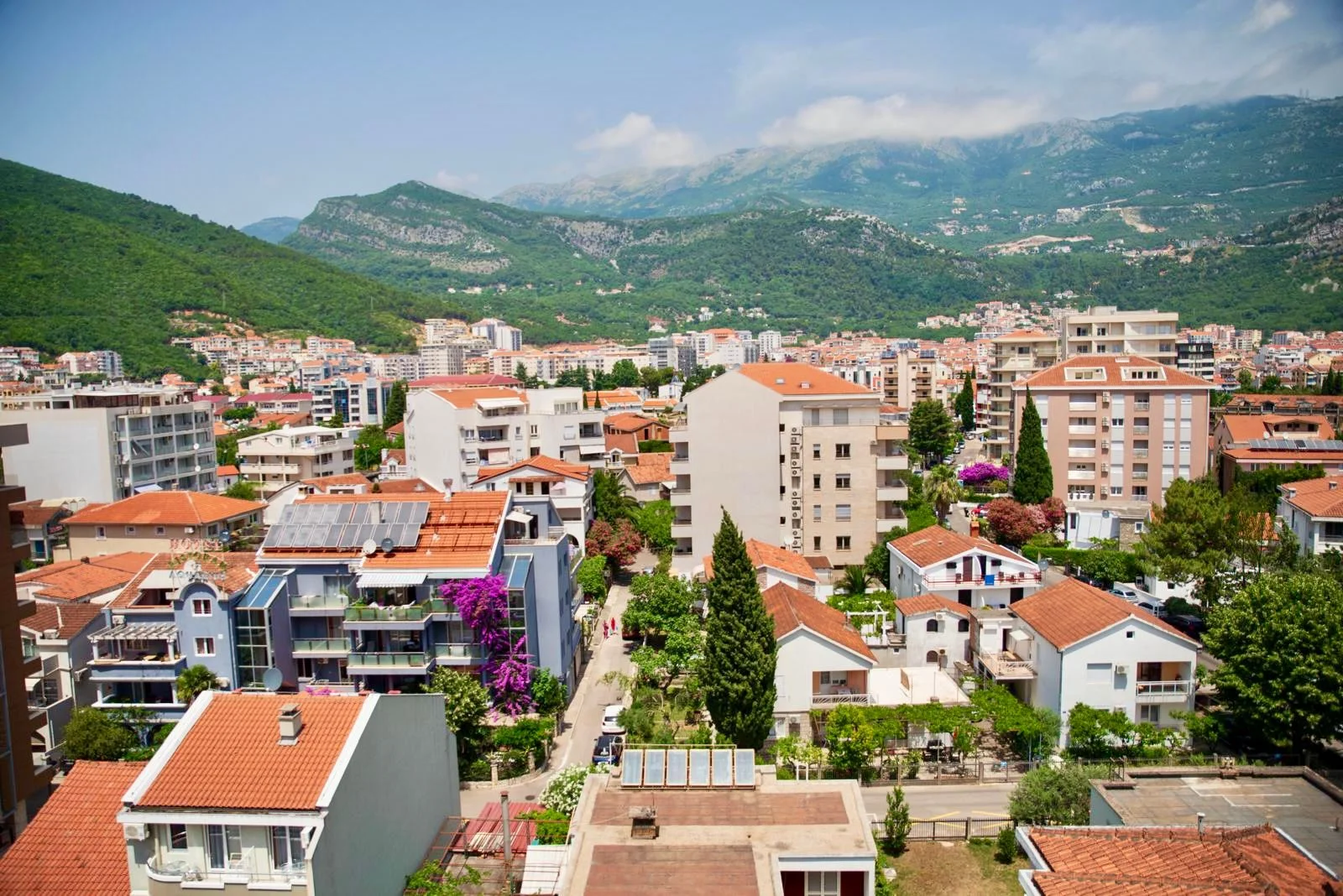 Budva'nın tam merkezinde, 2 yatak odalı lüks daire kiralık