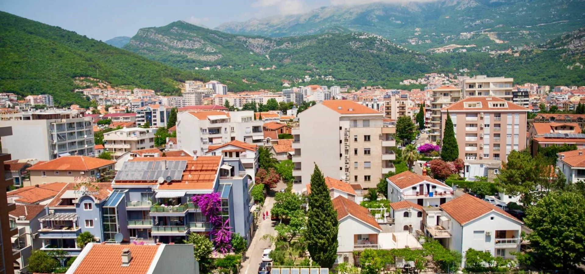 Budva'nın tam merkezinde, 2 yatak odalı lüks daire kiralık