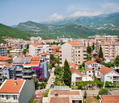 Budva'nın tam merkezinde, 2 yatak odalı lüks daire kiralık