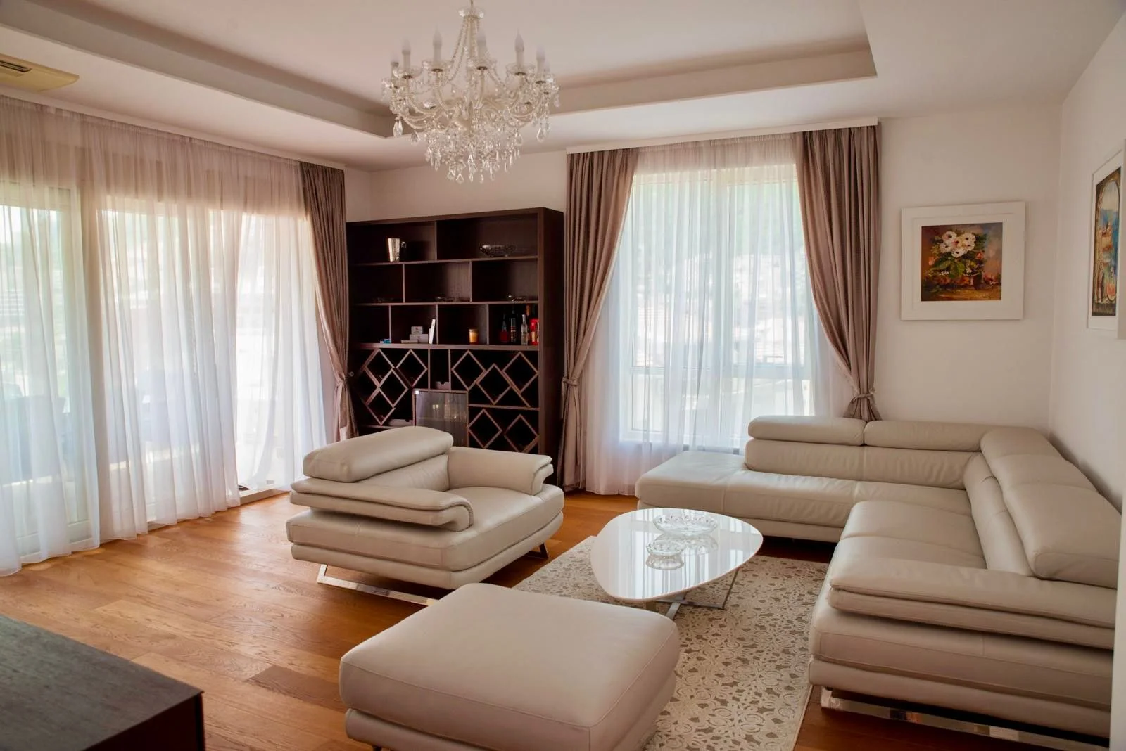 Budva'nın tam merkezinde, 2 yatak odalı lüks daire kiralık