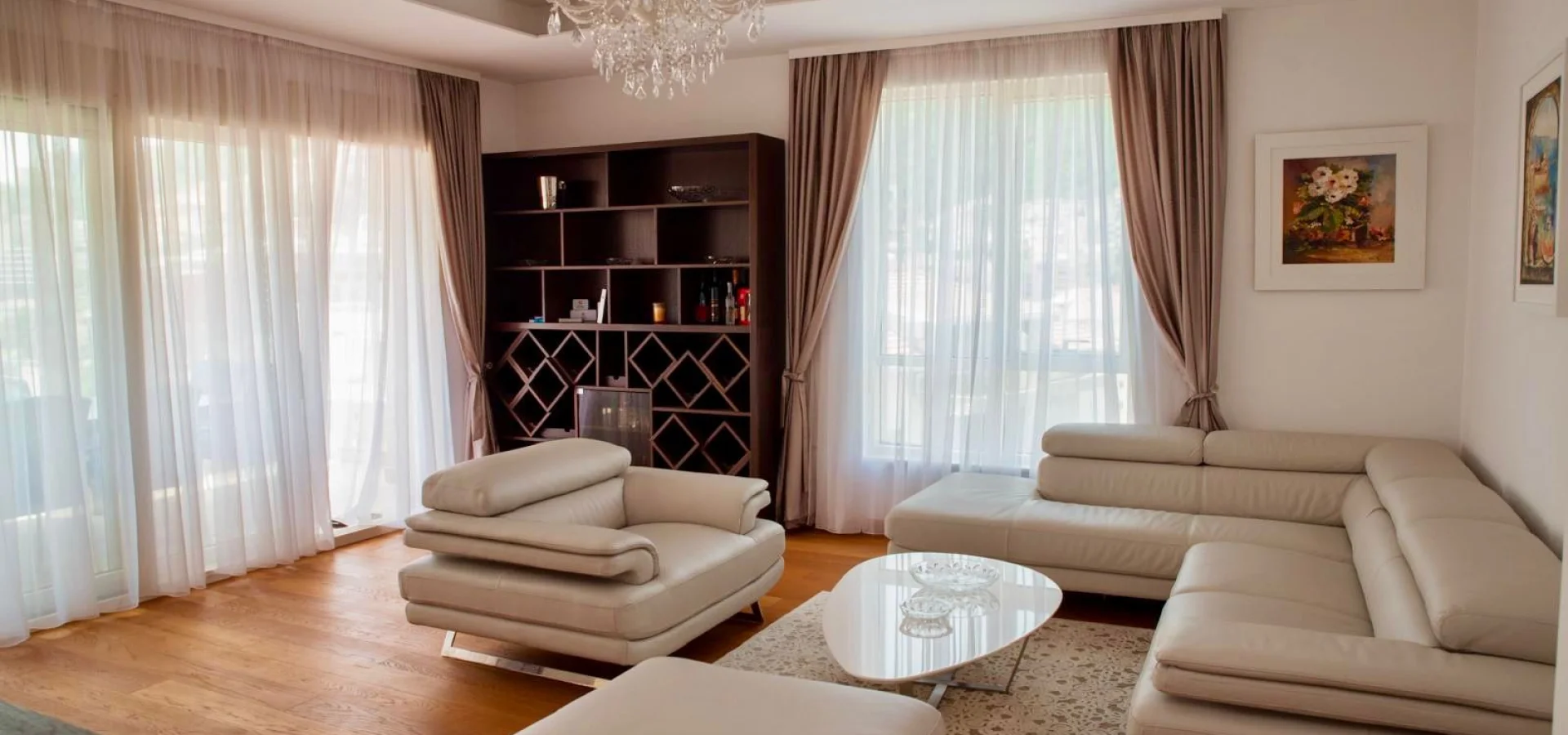 Budva'nın tam merkezinde, 2 yatak odalı lüks daire kiralık