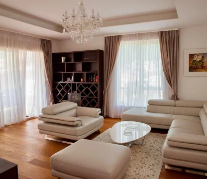 Budva'nın tam merkezinde, 2 yatak odalı lüks daire kiralık