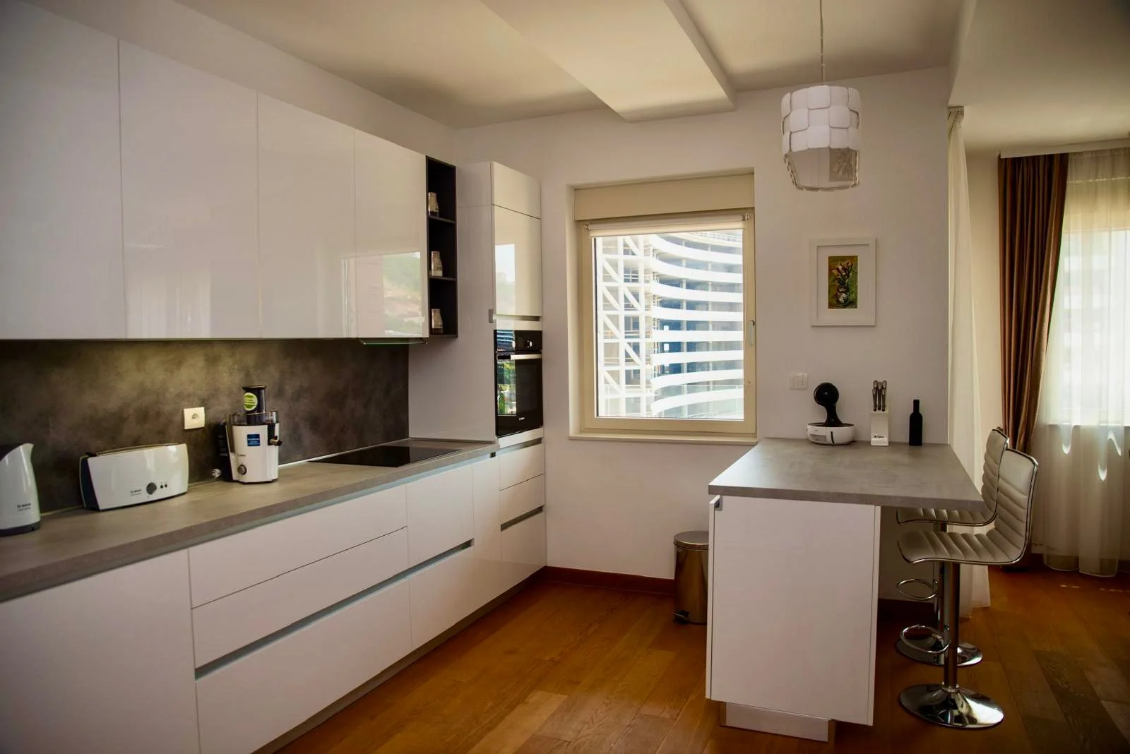 Budva'nın tam merkezinde, 2 yatak odalı lüks daire kiralık