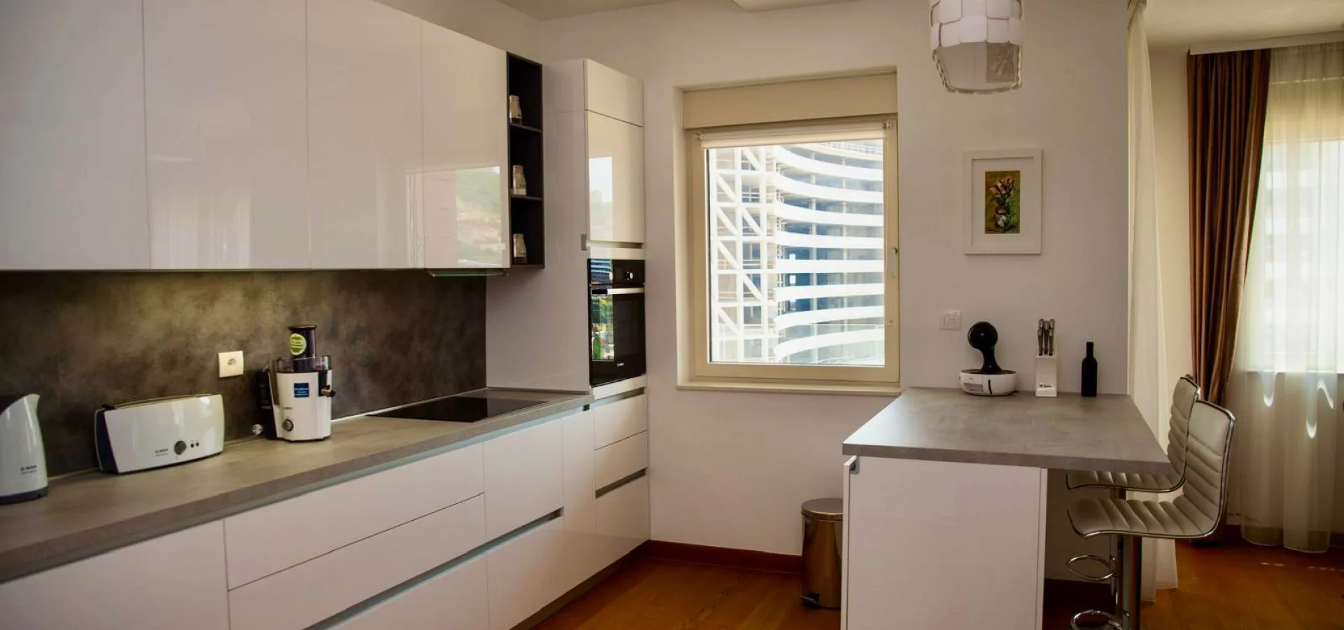 Budva'nın tam merkezinde, 2 yatak odalı lüks daire kiralık