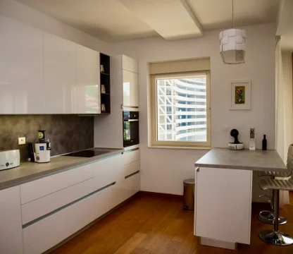 Budva'nın tam merkezinde, 2 yatak odalı lüks daire kiralık