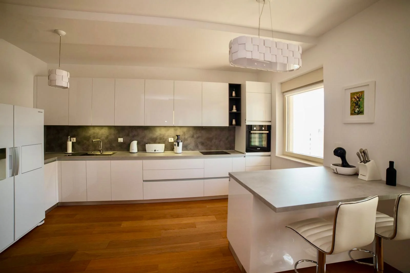 Budva'nın tam merkezinde, 2 yatak odalı lüks daire kiralık