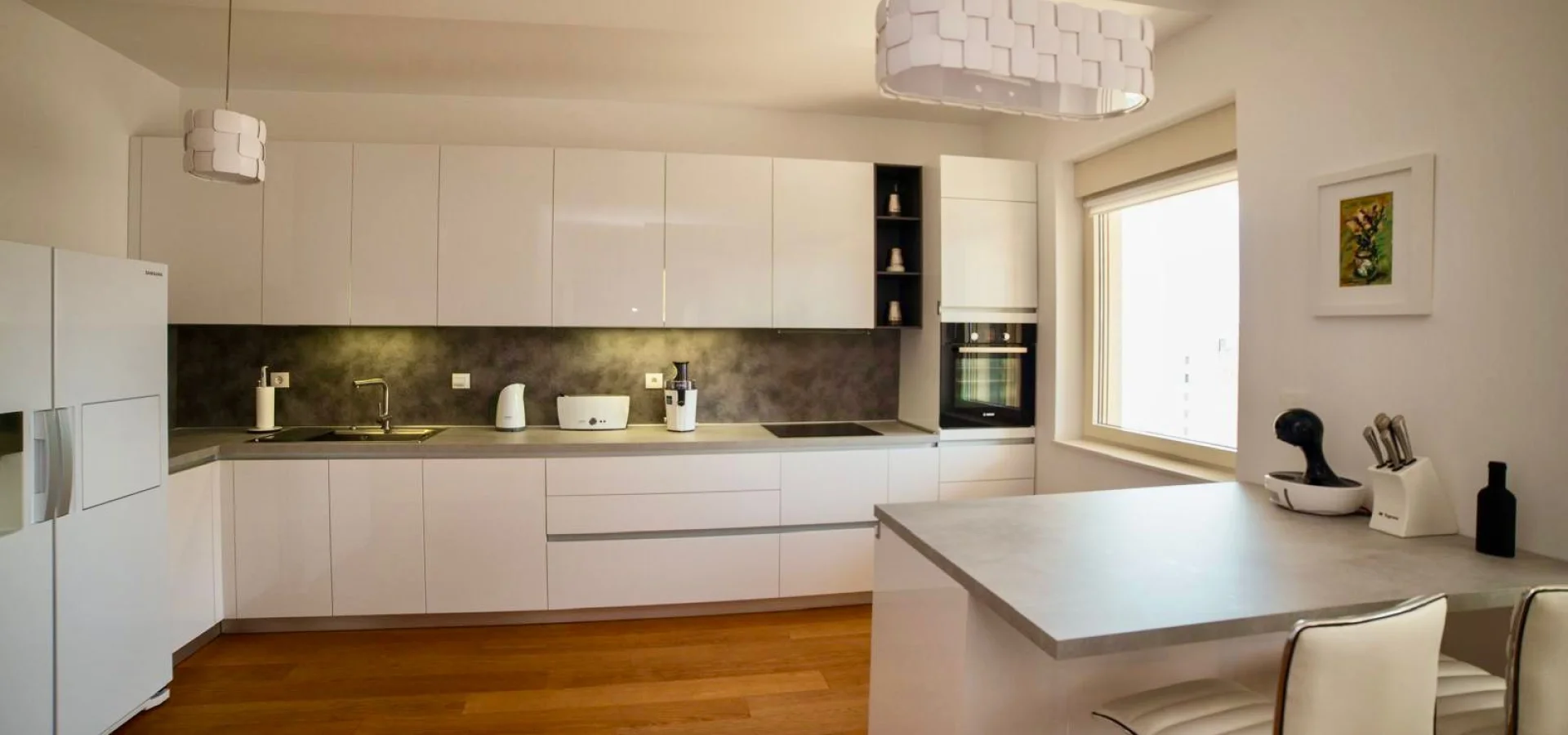 Budva'nın tam merkezinde, 2 yatak odalı lüks daire kiralık